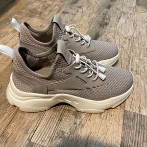 Steve Madden Myles taupe sneakers size 6.5